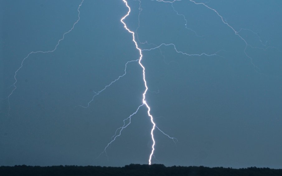 Мълния предизвика пожар в трънското село Цегриловци