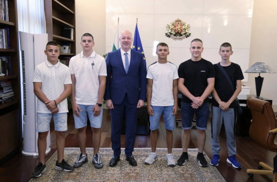 СЛЕД ПРИЗИВ НА СОНЯ КОЛТУКЛИЕВА: Почести за децата, гасили пожара в Сунгурларе