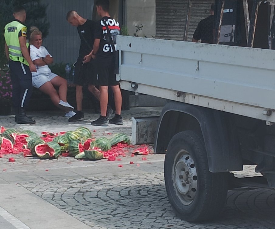 Жена счупи бариерата пред общината в Казанлък и влезе с пълен бус с дини