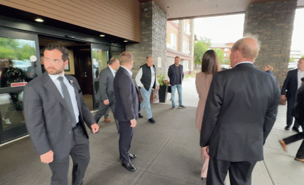 ПОСЛАНИЕ ИЛИ НАМИГВАНЕ? Лавров пристигна в Аляска, облечен в пуловер с надпис СССР