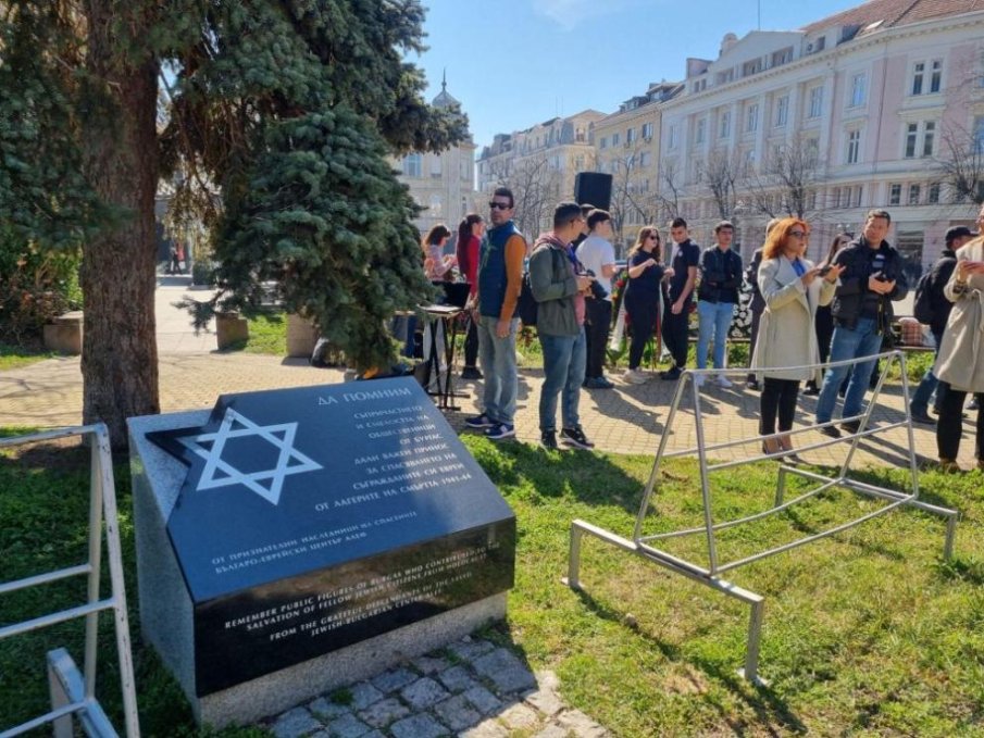 Оскверниха Паметника на спасителите на бургаските евреи, прокуратурата се самосезира