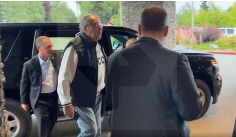 Защо Лавров облече пуловер с надпис СССР в Аляска