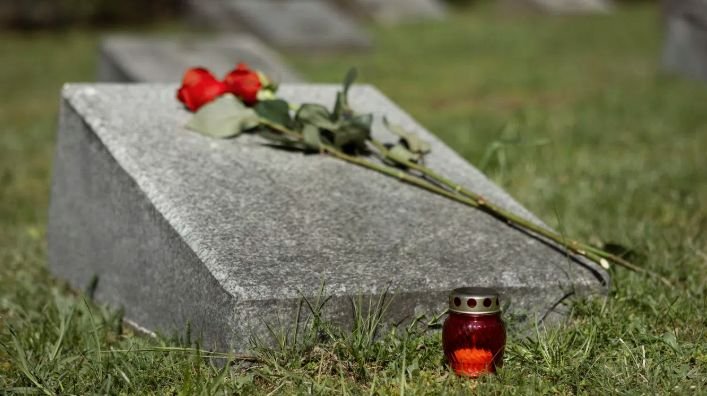 ШОКИРАЩО! Въведоха такса за дебели на гробище в Англия