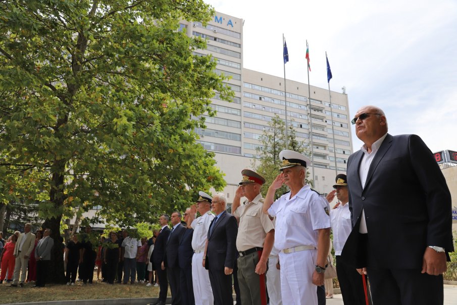 С вой на сирени във ВМА почетоха паметта на загиналите при спасяване на човешки живот