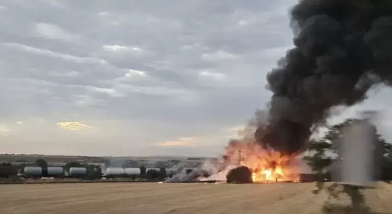 ИЗВЪНРЕДНО! Пожарът в дерайлиралите цистерни с гориво е потушен