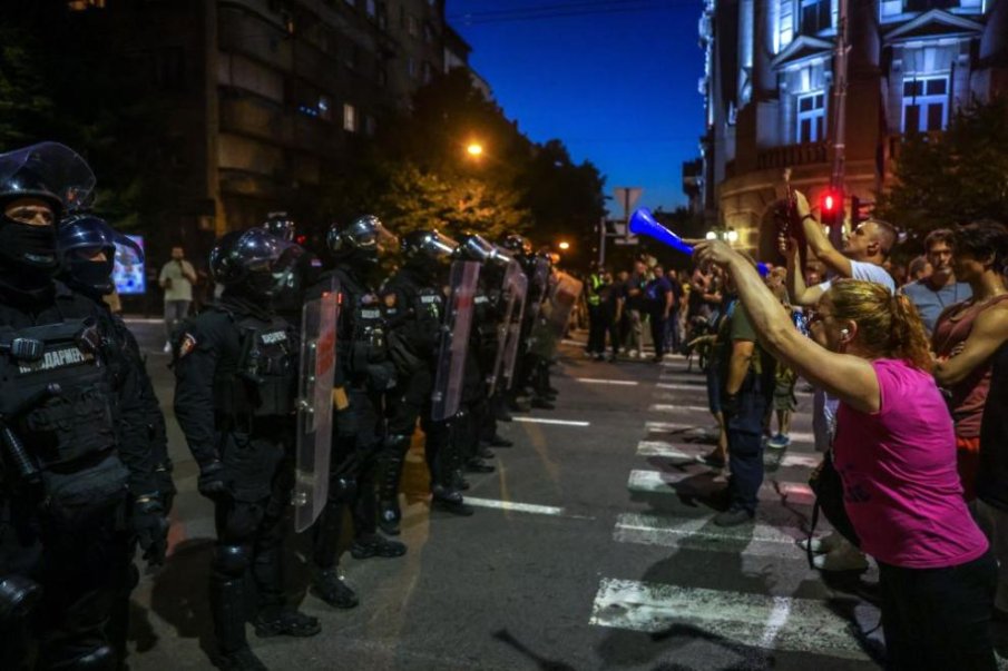 Десетки арестувани и пострадали полицаи при поредна нощ на сблъсъци в Сърбия