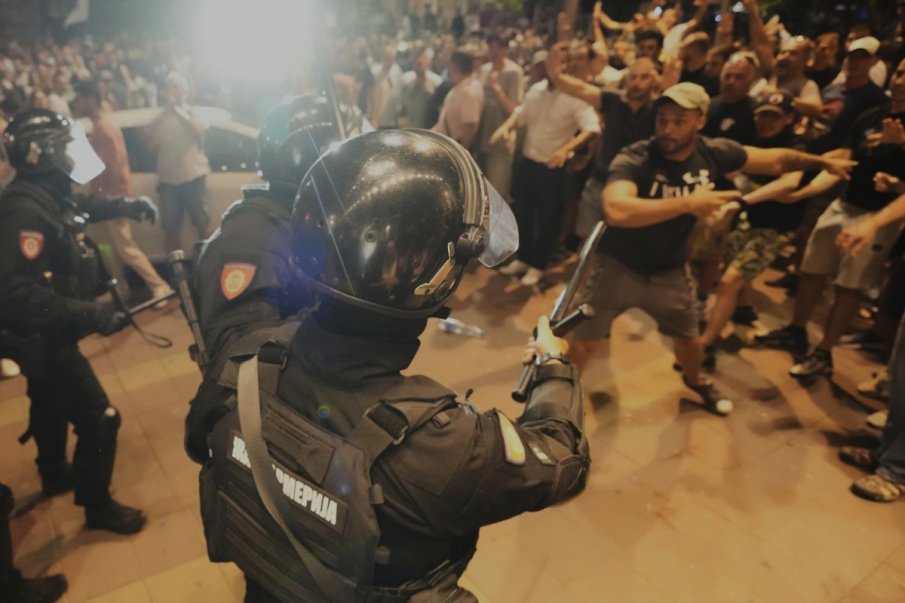 Сблъсъците в Сърбия: 42 полицаи са ранени, арестувани са 37 души