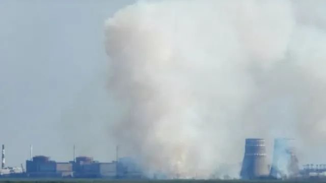 Дим е забелязан над атомната електроцентрала в Запорожие
