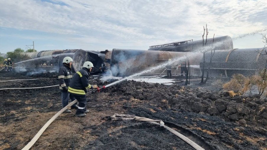 До вторник възстановяват движението по линията с дерайлиралите цистерни