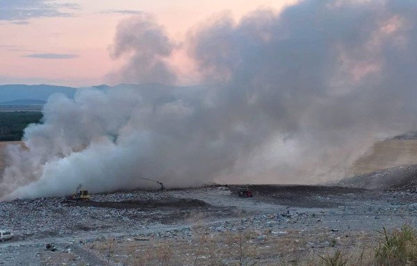 РИОСВ спешно прати станция към горящото сметище в Шишманци
