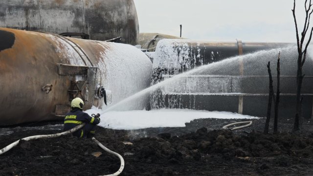 Взимат проби за нефтопродукти от почвата след катастрофата при Пясъчево