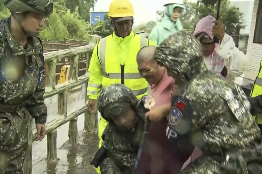Проливни дъждове и ураганен вятър парализираха Тайван