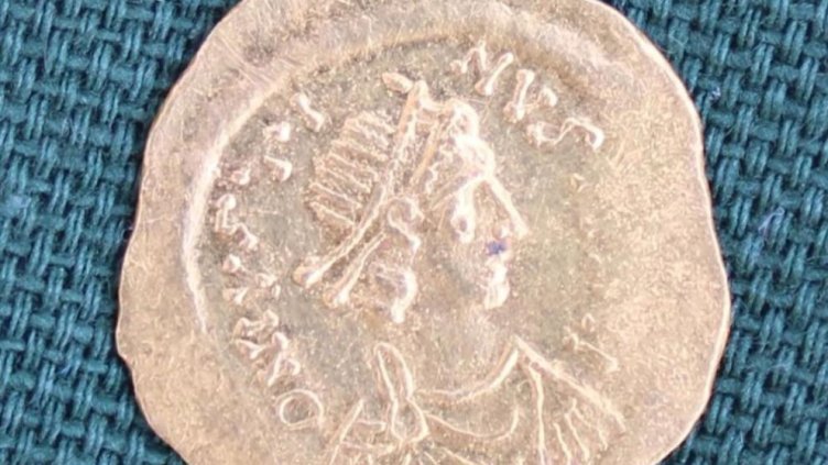 НАХОДКА: Откриха златна монета от VI век на крепостта Хоталич край Севлиево