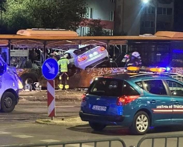 Трима души са с опасност за живота след зверската катастрофа в София