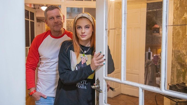 САМО В ПИК И РЕТРО: Щерката на Юлиан Вергов спи в каравана, изглежда неадекватно (СНИМКИ)