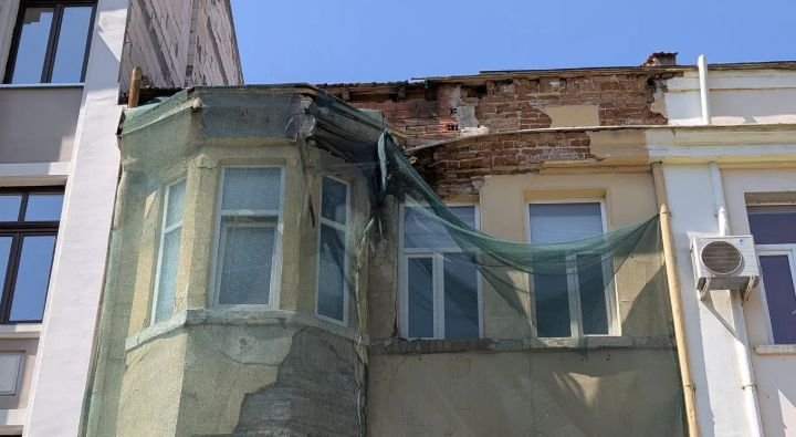Рушаща се сграда заплашва минувачи в центъра на Плевен
