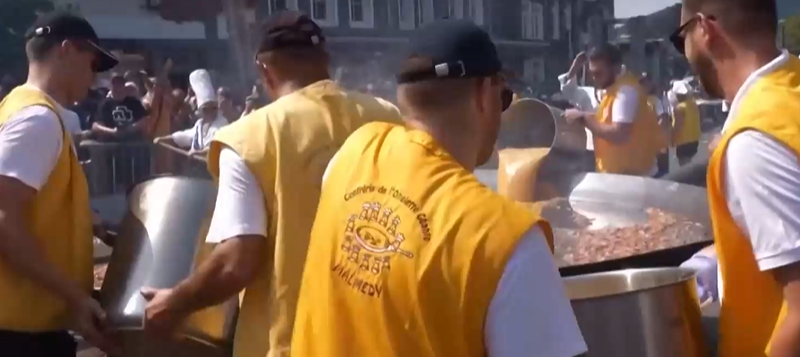 Гигантски омлет от хиляди яйца сготвиха в Белгия