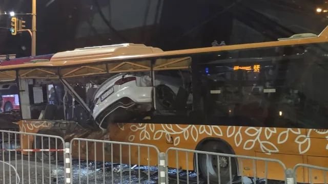 ТЕЖКА КАТАСТРОФА в София: Кола се заби в автобус на градския транспорт, има загинал и ранени (СНИМКИ)