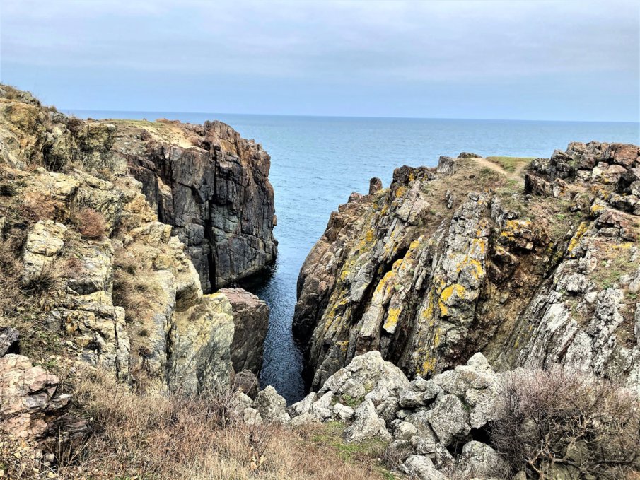 ТРАГИЧЕН ИНЦИДЕНТ: Млад мъж загина след скок от скали край Созопол, момиче е в болница