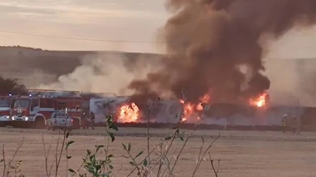 Министърът на транспорта Гроздан Караджов с последни данни за пожара в цистерни с дизел (СНИМКИ)