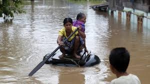 Водна стихия отне живота на над 400 души в Азия, стотици са изчезналите (ВИДЕО)