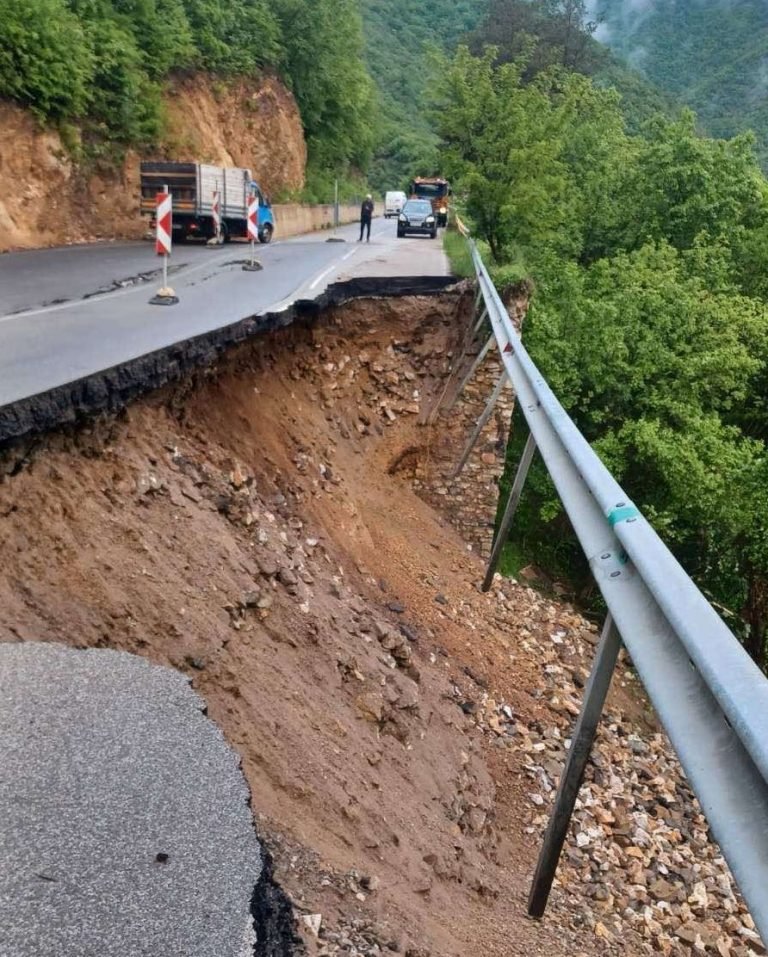 Затварят пътя Михалково–Кричим, укрепват свлачище