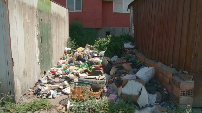 АБСУРДИ В СТОЛИПИНОВО: Планини от отпадъци и мистериозно изчезващи кофи за боклук