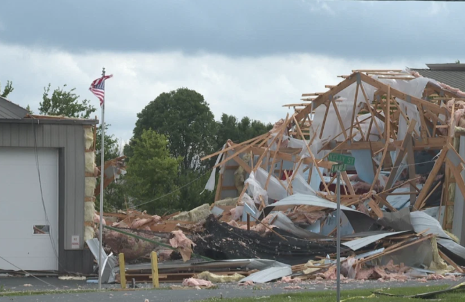 Буря със 100 км/ч отнесе покрива на жилищен блок с българи в САЩ (СНИМКА)
