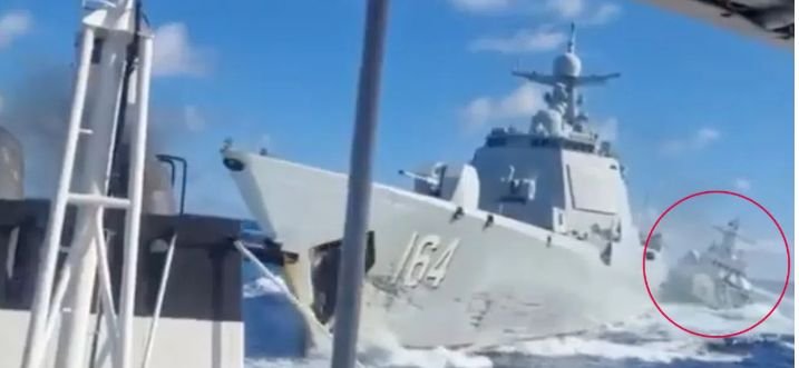 Два китайски кораба се сблъскаха, докато преследваха трети