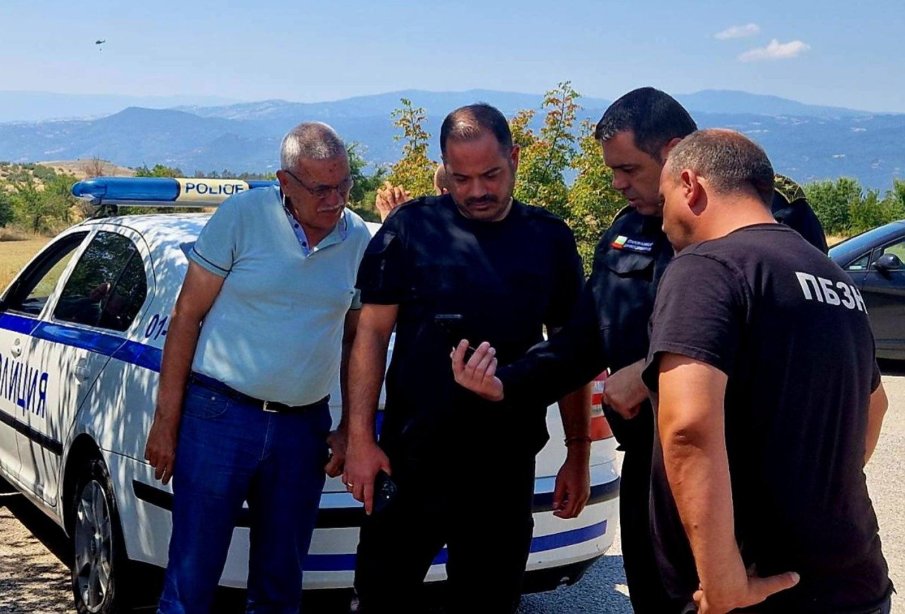 НА ТЕРЕН: Калин Стоянов и политици от ДПС-НОВО НАЧАЛО удариха рамо в битката с пожара в Пирин