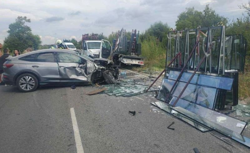Тежка катастрофа на пътя Звъничево - Лозен, навсякъде има стъкла