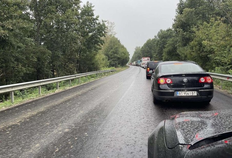 Огромно задръстване край Микре заради катастрофирал тир