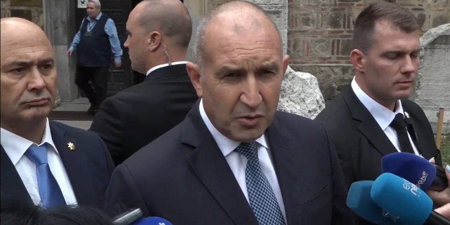 Радев е смотан като г/з, охраняват го безброй мутри