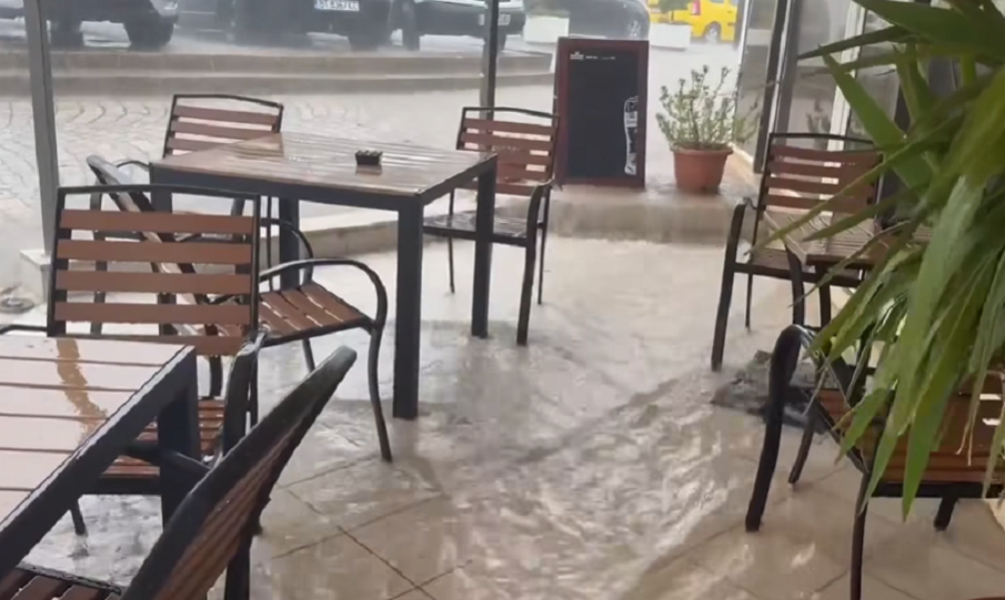 ИЗВЪНРЕДНО! Черноморец е под вода - силна буря връхлетя курорта (ВИДЕО/СНИМКИ)