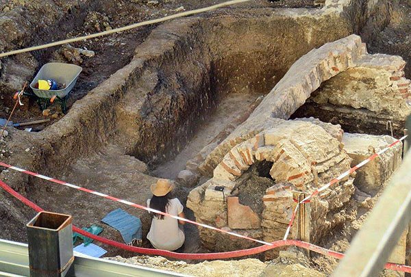 УНИКАЛНА НАХОДКА: Археолози разкриха древен некропол в центъра на София