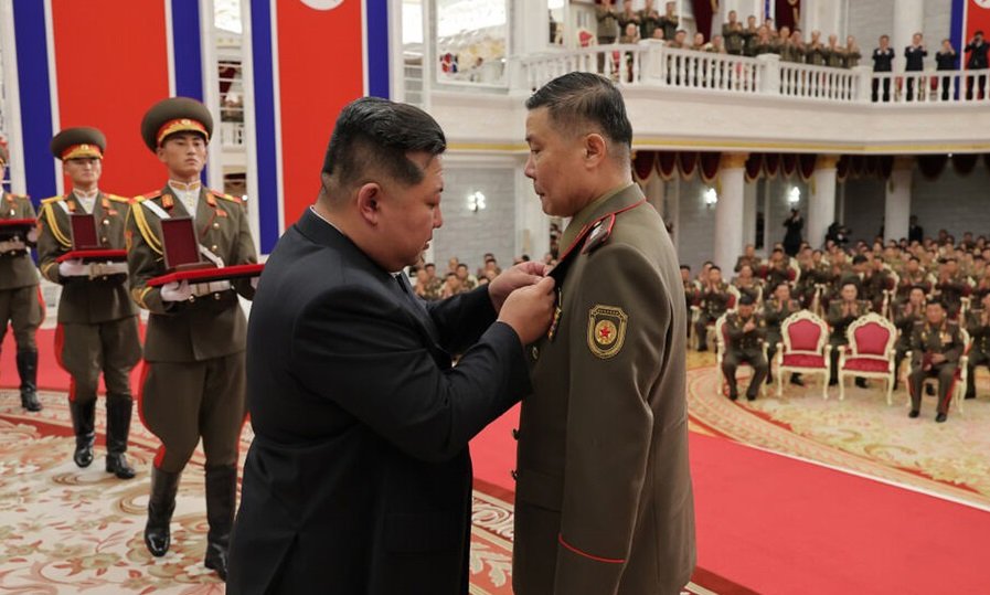 Ким Чен-ун награди севернокорейски войници, воювали за Русия, организира им банкет и концерт