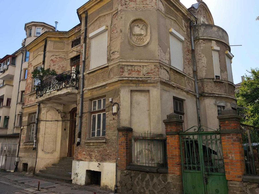 ТРАГЕДИЯ! Откриха 35-годишен мъж с прерязани вени в къща в центъра на Бургас