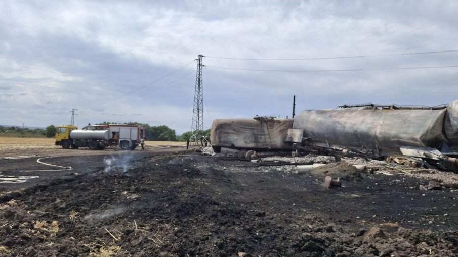 ДИВ ЕКШЪН: Мародери с каруци задигнаха товара от запалилите се цистерни край Пясъчево