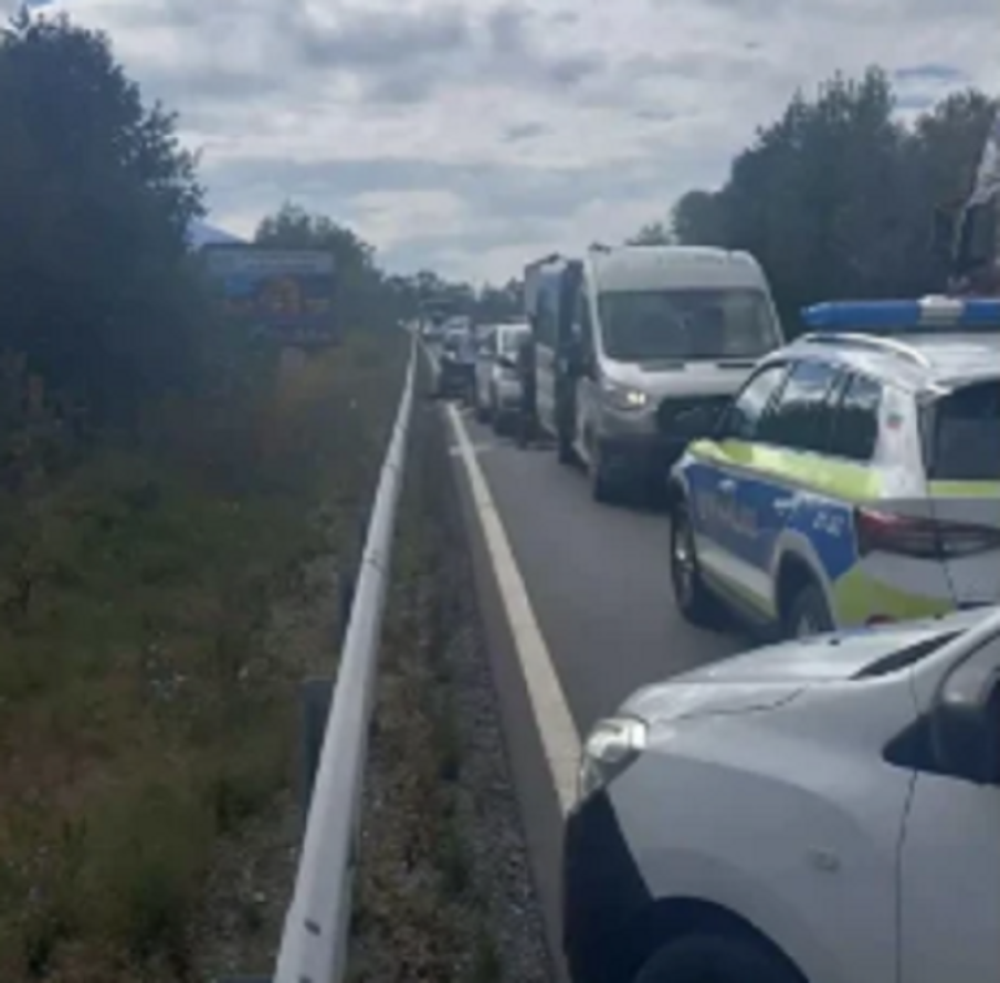 Километрично задръстване и хаос край Банско заради катастрофа