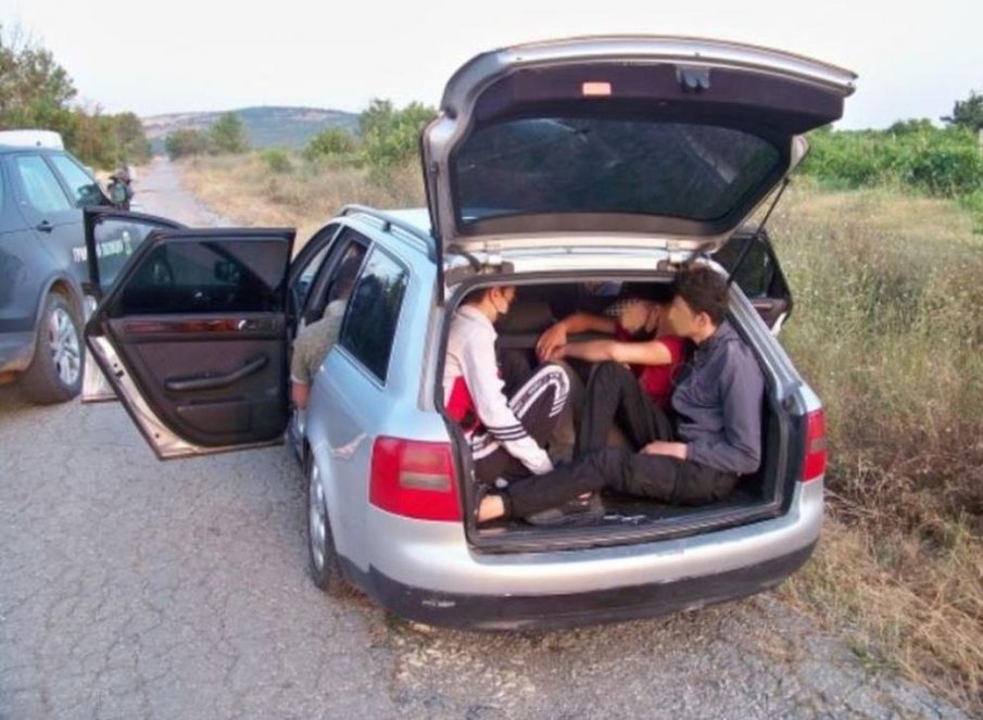 ЛОШО, БРАТЕ: На Кулата закопчаха сръбски каналджия, пробвал да вкара в Гърция китайски мигранти