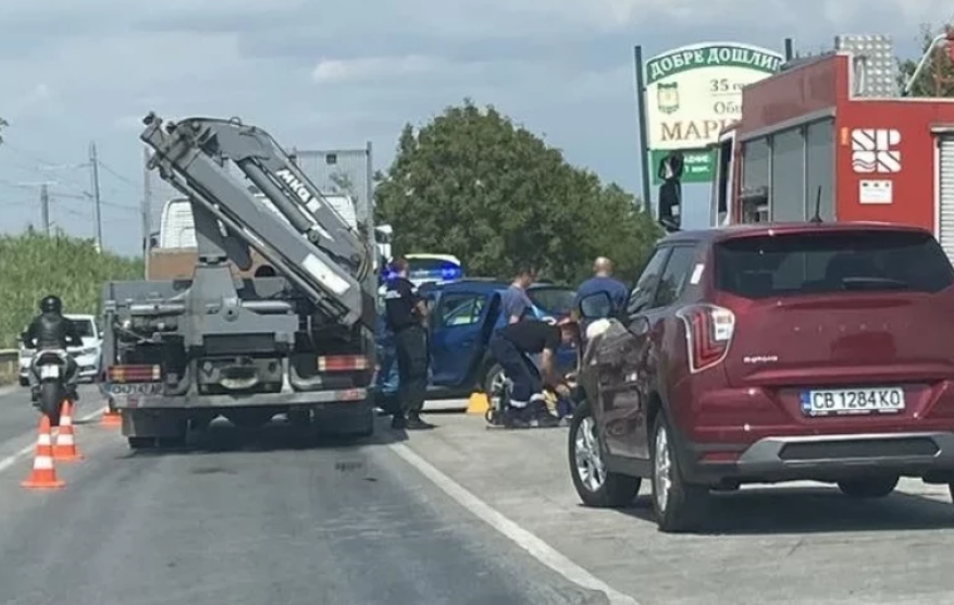 Рязаха ламарини, за да извадят шофьор от смачкана край Пловдив кола
