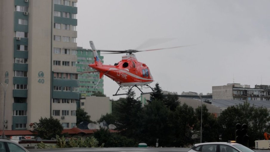 ПИК TV! Хеликоптерът с 4-годишния Мартин на борда кацна в София, транспортират го в Пирогов (ВИДЕО)
