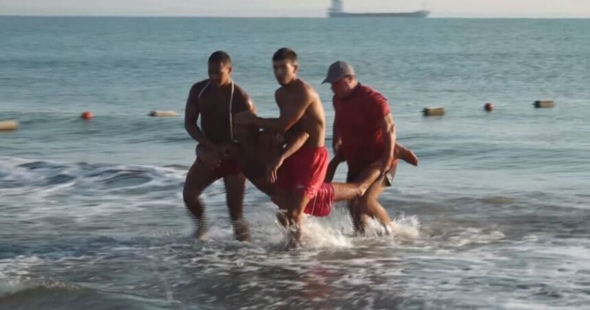 ЛУДОСТ НА ПЛАЖА: За ден спасиха деветима от удавяне на Кабакум“