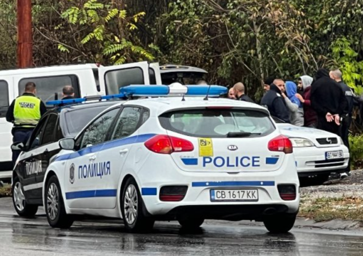 ОТ ПОСЛЕДНИТЕ МИНУТИ: Откриха нелегални мигранти със счупени крака в къща в Софийско