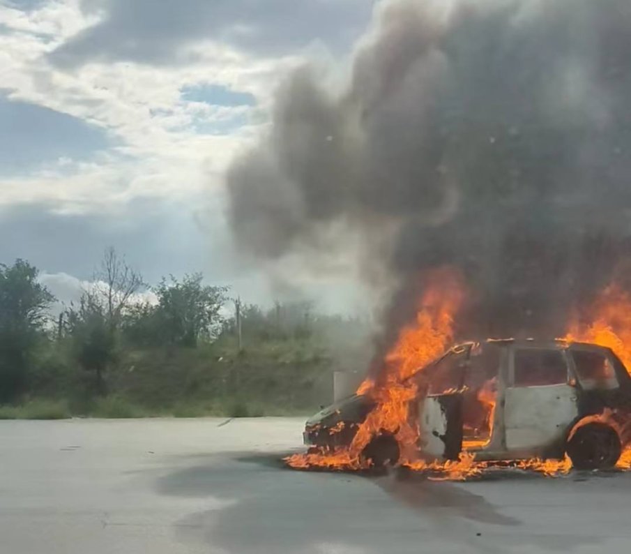 Автомобил изгоря преди третия тунел на АМ „Струма“ в посока Перник (СНИМКИ)