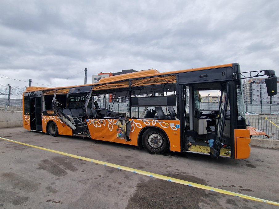 КАТО СЛЕД ВЗРИВ ОТ БОМБА: Вижте какво остана от автобуса, в който се вряза камикадзето Виктор (СНИМКИ)