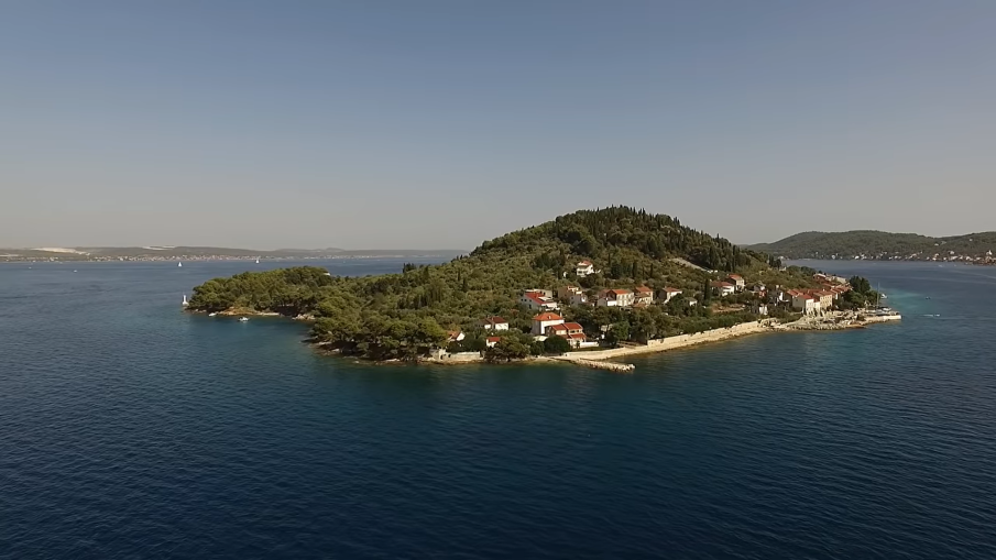 Хърватски остров пропищя от туристи - влизали по къщите и обирали градините