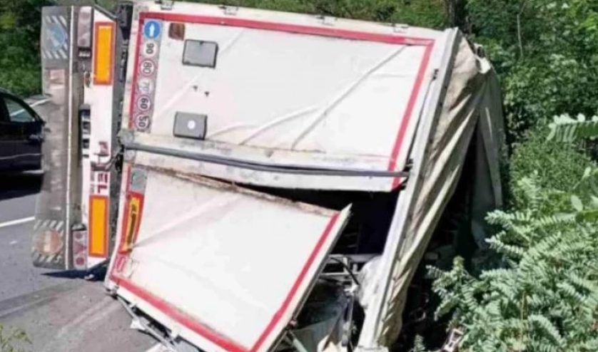 Тир се обърна в прохода Стражата под Калофер, трафикът е рисков