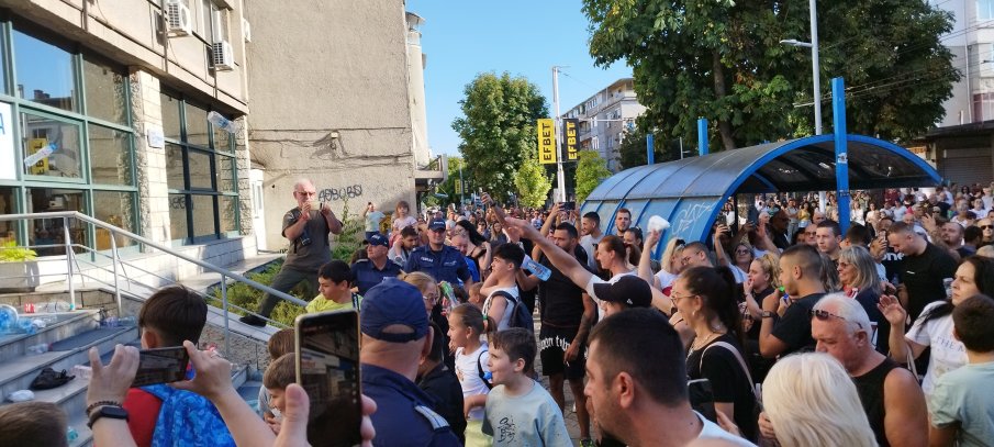 ПИСНА ИМ! Хиляди излязоха на улицата заради безводието в Плевен