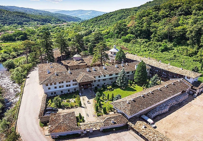 Затварят за движение пътя около Троянския манастир